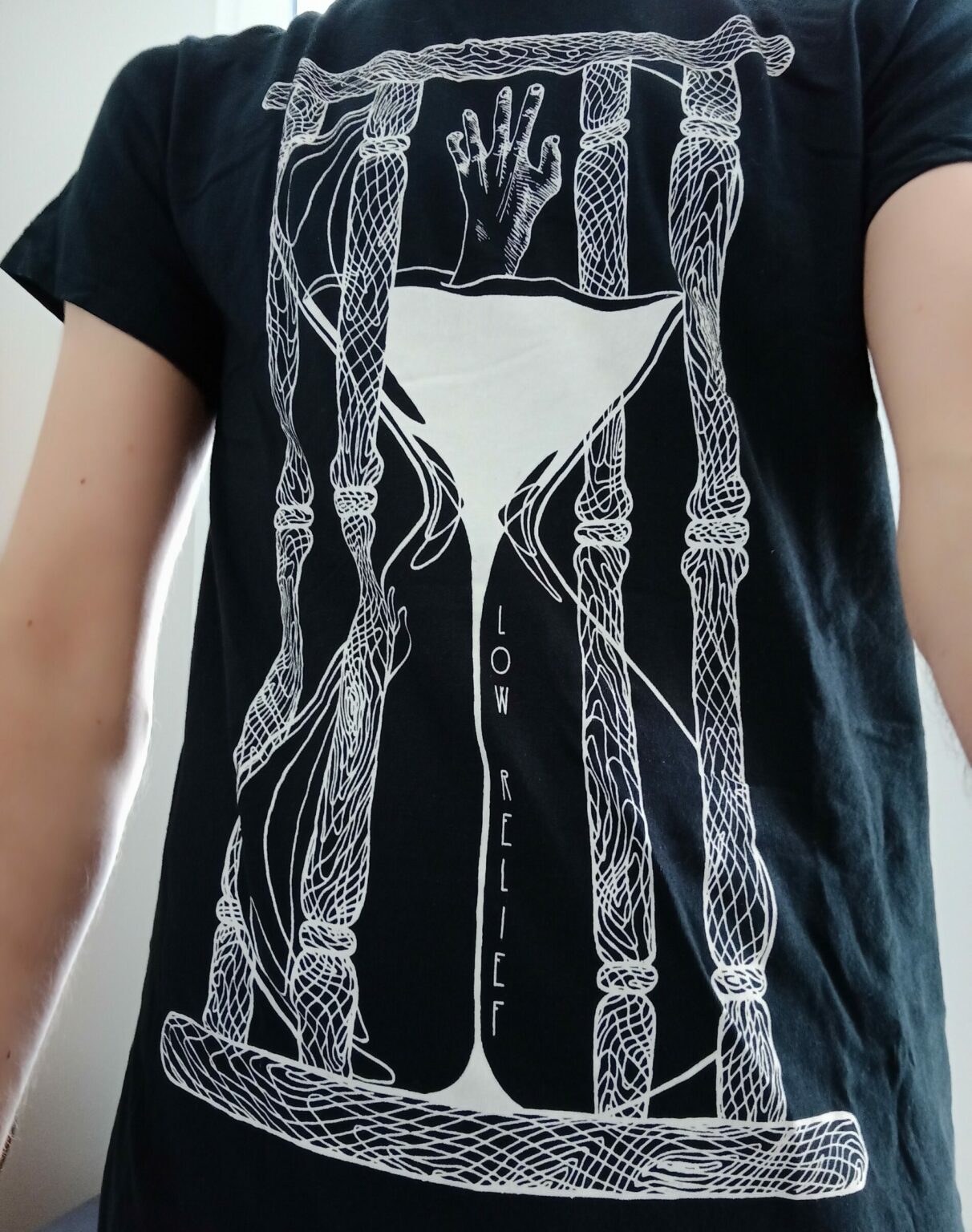 Machins trucs chouettes - Anne T-shirt groupe Low Relief, noir sur blanc, sablier qui s'écoule, main, motif du bois