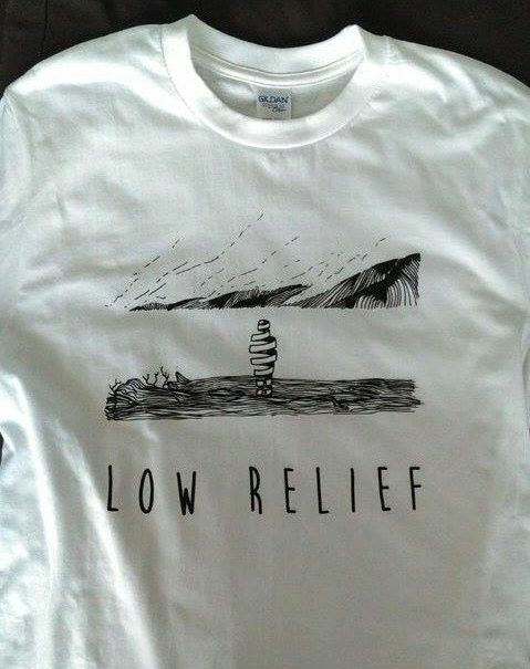 Machins trucs chouettes - Anne T-shirt, Low Relief, groupe de musique, dessin noir sur blanc, paysage, silhouette d'un homme